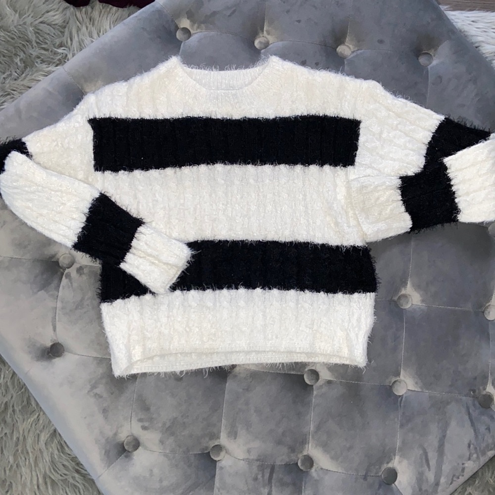 Black and white sweater - Picture 1 of 2